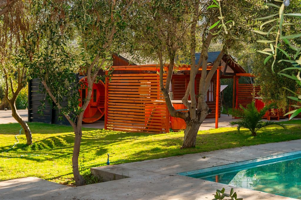 Cabaña y jardines junto a la piscina