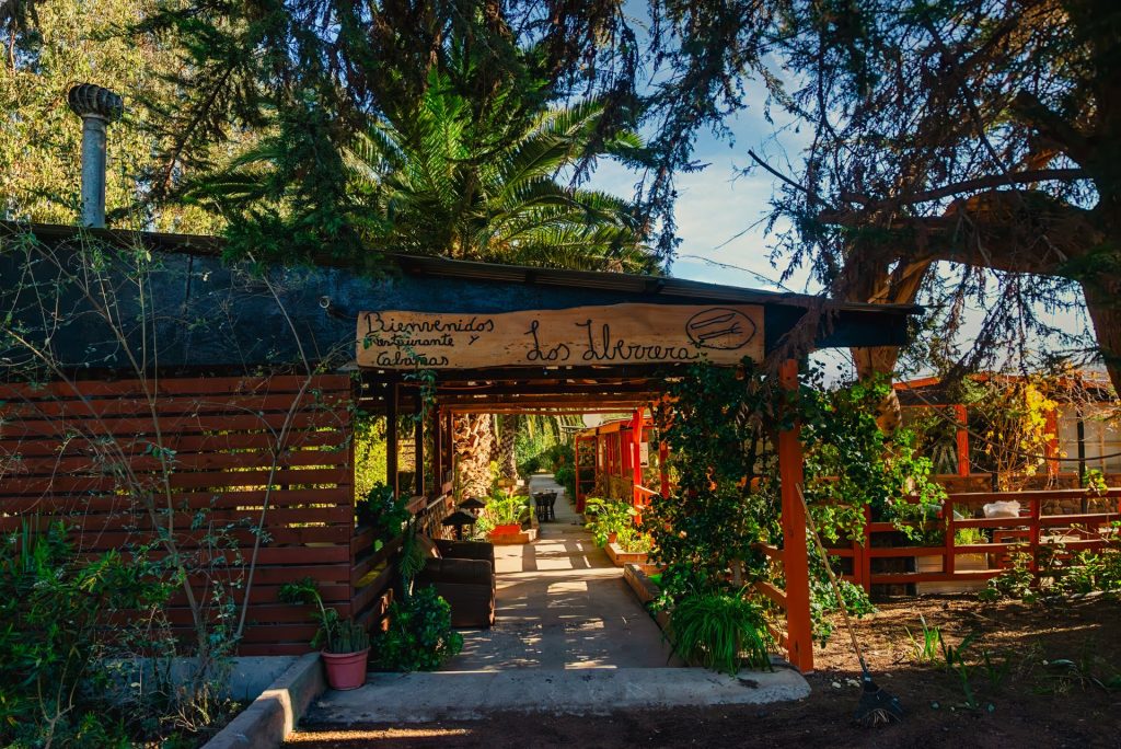 Acceso al restaurant rodeado de árboles